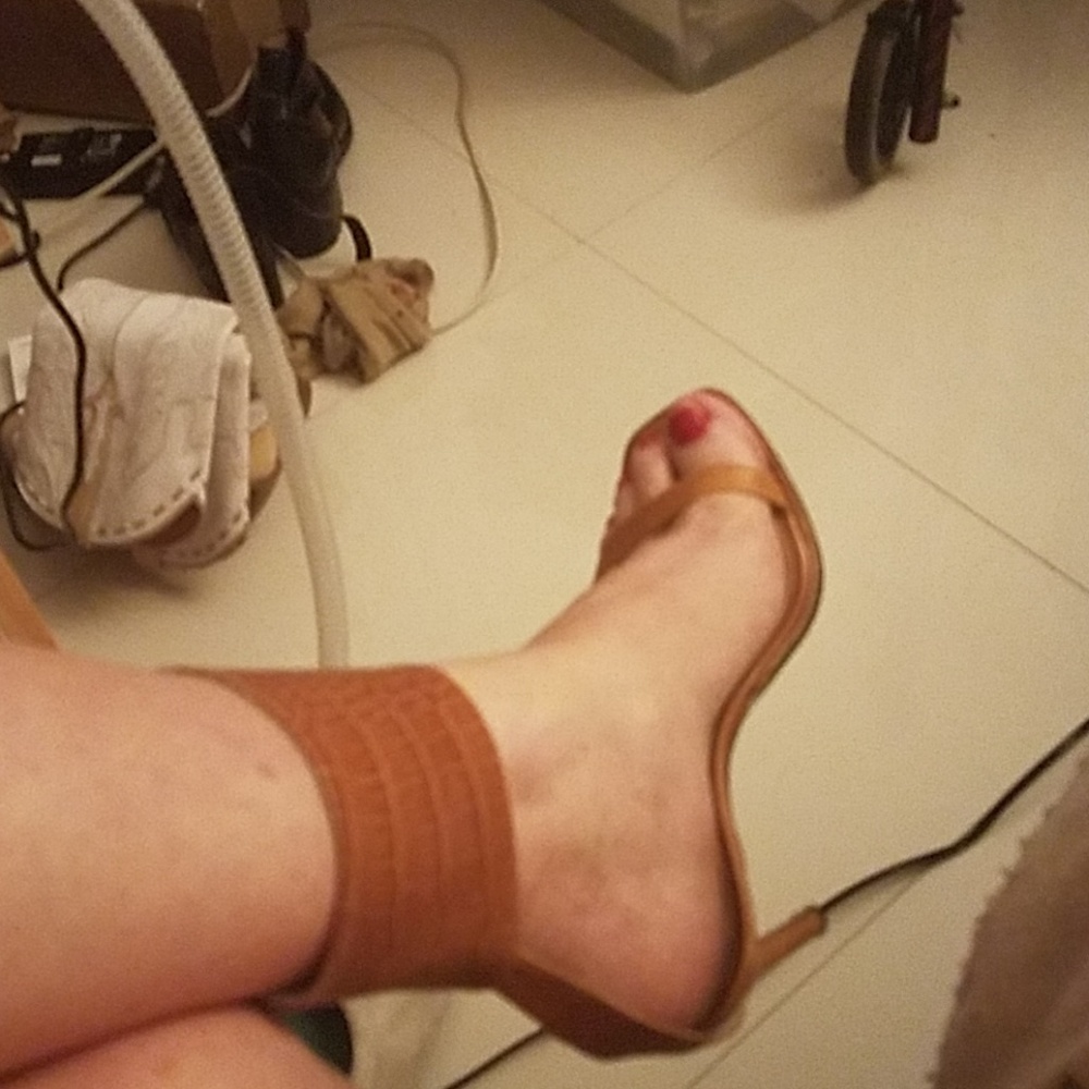 Very Sexy tan sandals w/a wrap around your ankles - Picture 2 of 6